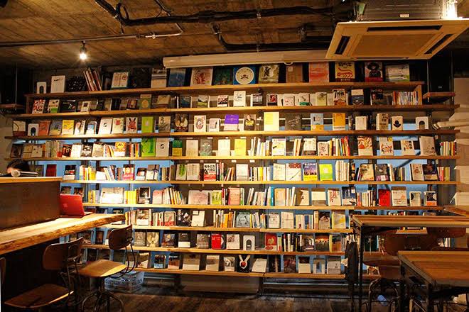 sugarmitsuki's tweet photo. 休みなので図書室に来ました。
本に囲まれながら本読むと気持ちいいです。 https://t.co/AJw6eGvBed