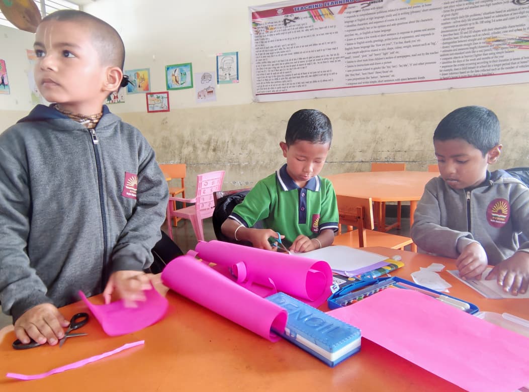 kvh_kv's tweet photo. @EduMinOfIndia @GuwahatiKvs @KVS_HQ @Shekhar30412 @ncert
#NEP2020
#LEARNINGBYDOING
#PlayWayLearning
#Activity_Based_Learning
Birthdays Card Making Activity under CLA to develope Aesthetics, Imagination, Hand - Eye coordination, Fine Motor skills & Thoughtfulness among students https://t.co/W1p19GZFly