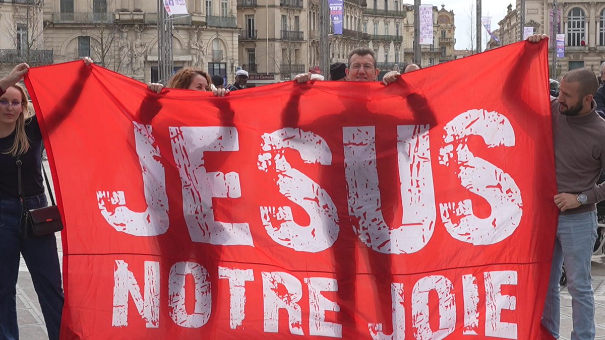 Mpj34's tweet photo. En cette période de Pâques, l'équipe de la MPJ Montpellier était présente avec les églises du #CNEF34 pour annoncer l'évangile et proclammer Jésus notre joie sur la place de la Comédie. La Marche Pour Jésus reviendra sur #Montpellier le samedi 6 juin. Réservez la date ! https://t.co/RRkm7vH2lp