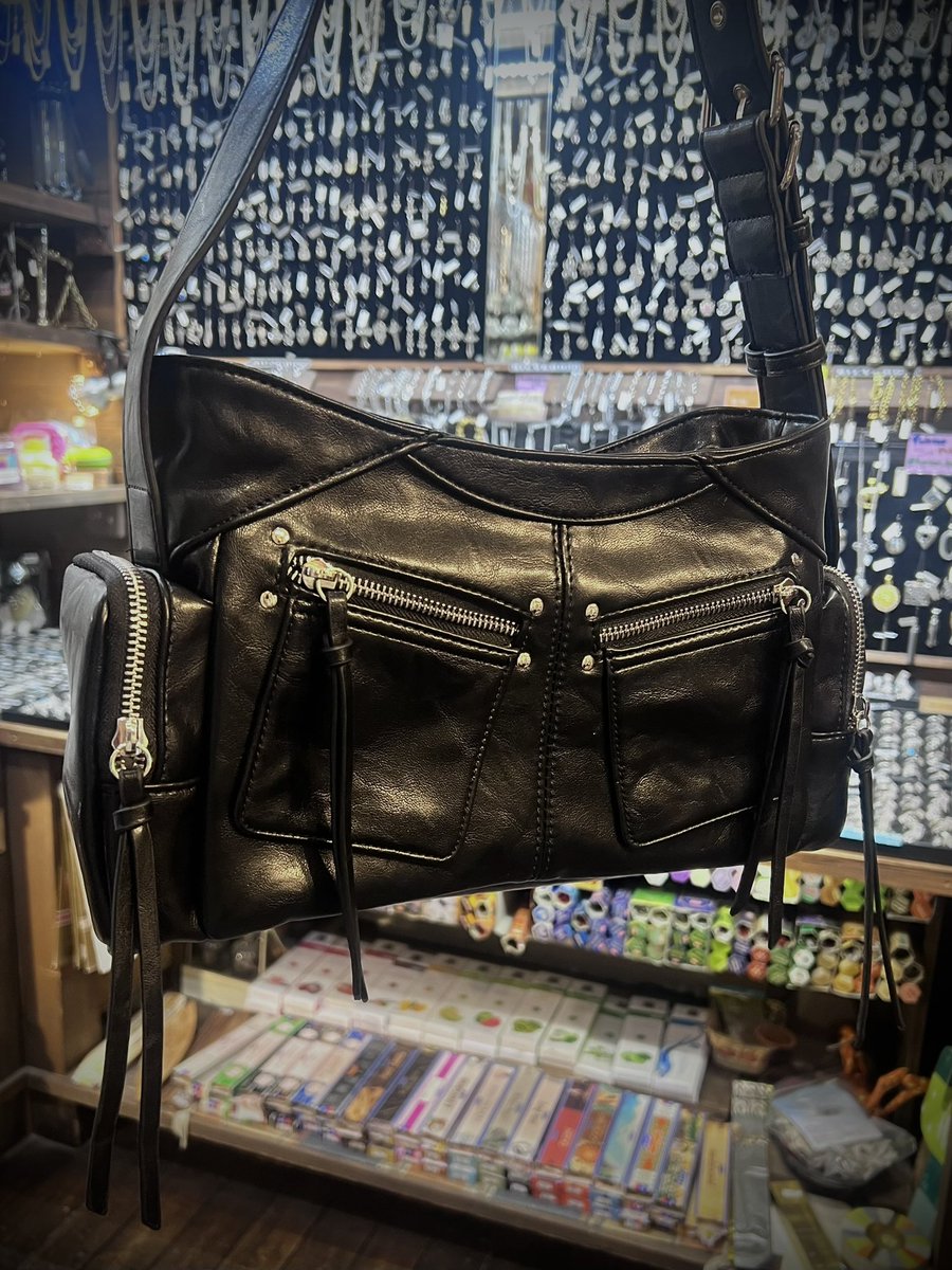 horizon_ha's tweet photo. 𝙍𝙚𝙨𝙩𝙤𝙘𝙠𝙚𝙙𓂃 𓈒𓏸

人気のショルダーバッグ再入荷してます〜〜！！！

生地はシワ加工を施したヴィンテージライクなフェイクレザーを使用しています🖤⋆͛*͛

動くたびに揺れるファスナーのストラップが可愛い♡

𝙋𝙧𝙞𝙘𝙚 ¥𝟲,𝟵𝟯𝟬- (𝙩𝙖𝙭𝙞𝙣)

#HORIZON 
#八王子 
#雑貨屋 https://t.co/mdcCki1vP1
