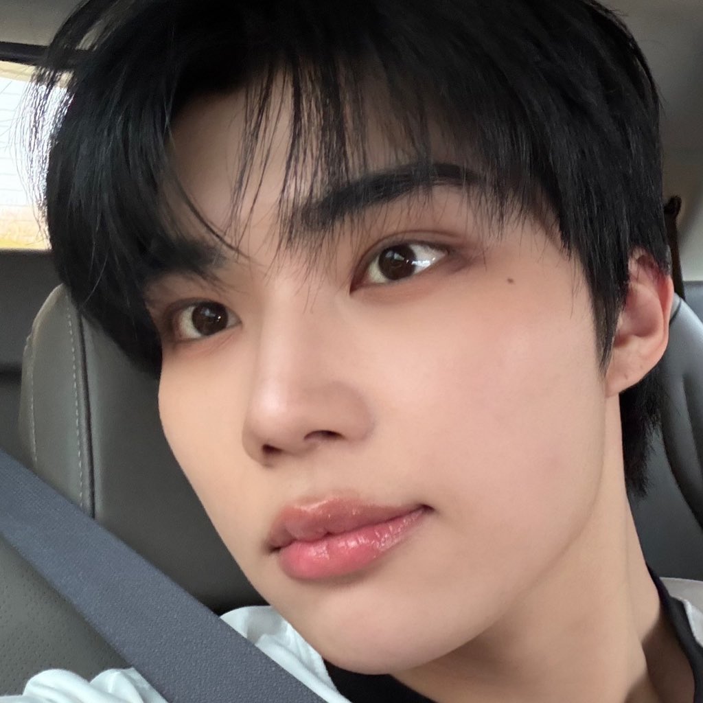 i love when he sends a pic and you can tell he felt pretty and liked his make up