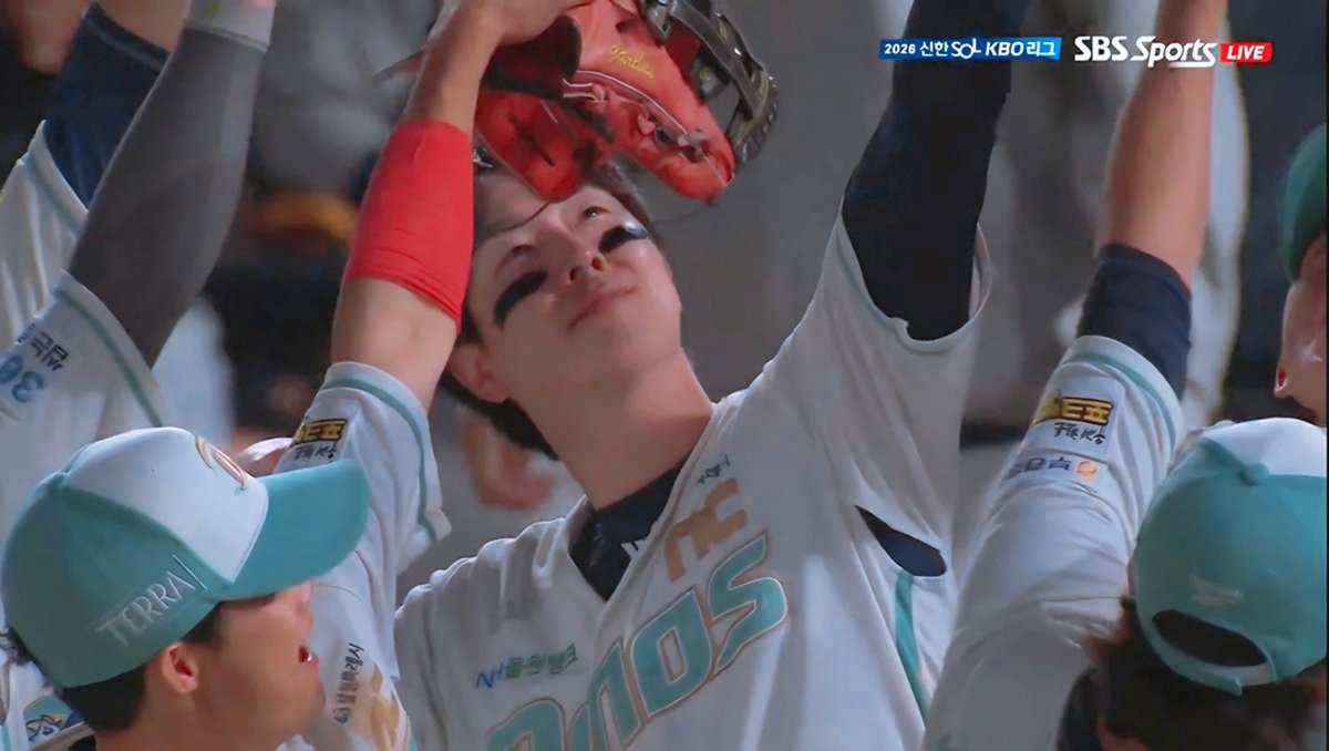 nununana37 tweet media