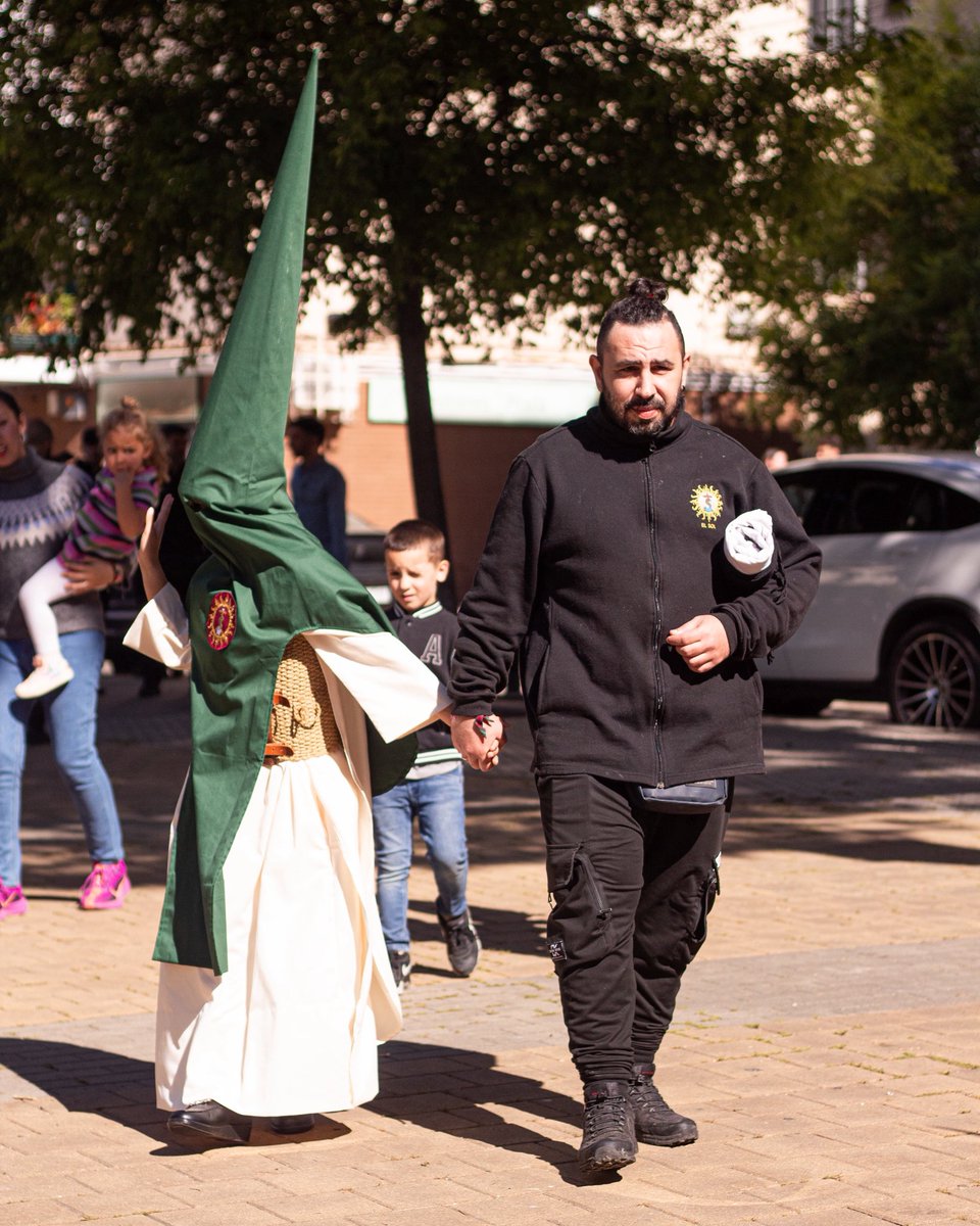 🟢⚪️ Un nuevo sábado santo ha llegado. El Plantinar se convierte en un reguero de túnicas de color crema

📸 <a href="/fdelrioph/">Fernando Del Río</a> 

#SabadoSantoSol
#SSantaSevilla26
#SabadodeSol