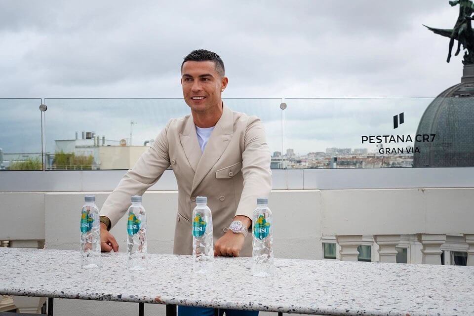 IonutAxinescu's tweet photo. SO, FOOTBALL WORLD, pay attention to this insane story.

You know Steaua București? The Romanian club that WON the 1986 European Cup 🏆. Now stuck in Liga II because of a crazy legal wall.

But not for long. Cristiano Ronaldo’s URSU brand is already partnered with them. Thread 👇 https://t.co/LkGisL324y