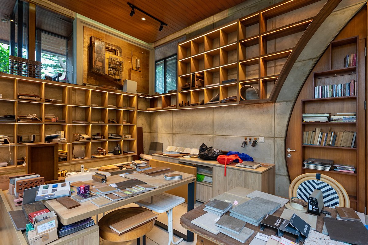 #ProjectOfTheDay: Kampoong Guha by Realrich Architecture Workshop - RAW Architecture

With more than 200 doors, a children’s library, thousands of books, coworking spaces, and a decade of growth, Kampoong Guha is Jakarta’s most quietly radical urban experiment: part home, part