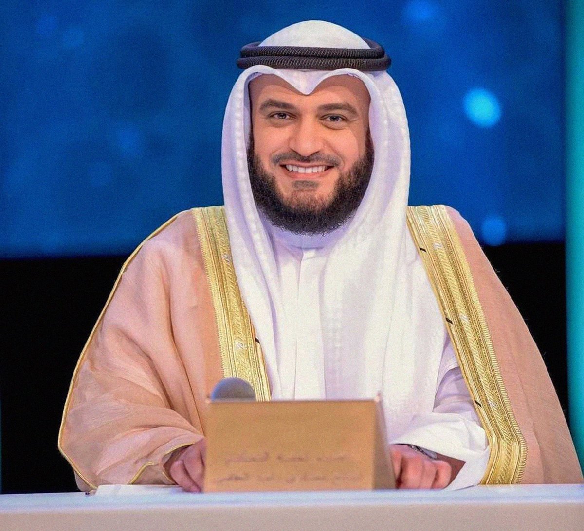 Amahmood03's tweet photo. پاکي دي وي هغه ذات لره چې څوک عزتمند أو څوک ذليله کوي‌. راشد العفاسي وروسته تر هغه چې دا ټيويټ يي وکړ «ټرامپ به ژر تر ژره پر إيران د دوږخ دروازې خلاصي کړي» الله تعالی دده حقيقت او مخفي څهره و نړۍ ته خلاصه کړه، له أکثره أپلکيشنو څخه دده ږغ حذف شو، ترانې يي حذف شوې، او څارونکو يي له ده څخه د مايوسۍ ډکي تبصرې ورته وکړې، يوه ورته په اقتباس کي دا جمله وليکل «رب قارئ للقرآن والقرآن يلعنه» يو څوک قاري د قرآن وي، خو قرآن کريم ورباندي لعنت وايي. بېشکه چې عزت يواځي د رب ج په رضاء کي دی.
أَيَبْتَغُونَ عِنْدَهُمُ الْعِزَّةَ فَإِنَّ الْعِزَّةَ لِلَّهِ جَمِيعًا