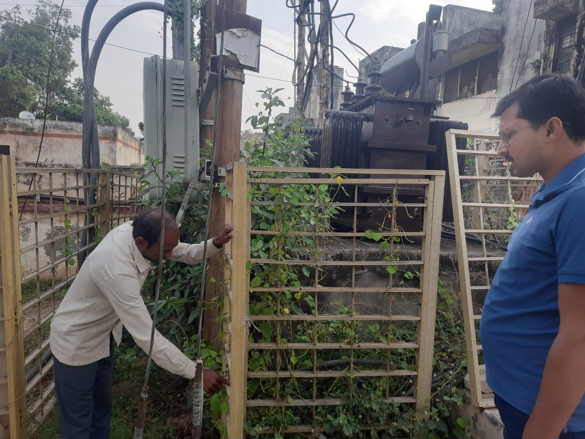 puvvnlvaranasi's tweet image. #Maintenace 
#लक्ष्य_24X7_उपभोक्ता_सेवा
न.वि.वि.खंड– वरुणापार वाराणसी के पन्नालाल पार्क उपकेन्द्र के अंतर्गत #कार्मिकों_द्वारा से ट्रांसफॉर्मर के पास घासों की सफाई किया गया।
जिससे स्पार्किंग से कोई आग नहीं लगे।
@aksharmaBharat @ChairmanUppcl @mduppcl
@UPPCLLKO @PuVVNLHQ