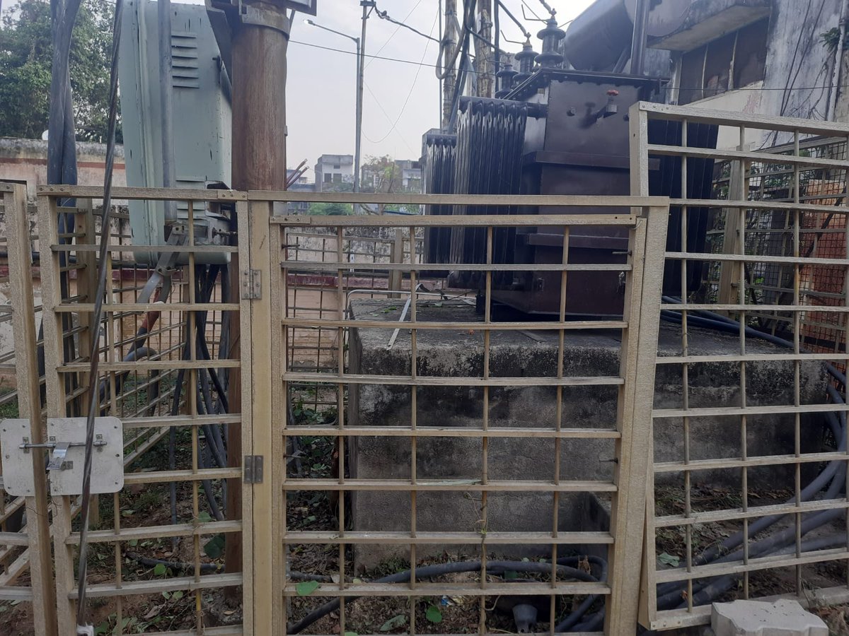 puvvnlvaranasi's tweet image. #Maintenace 
#लक्ष्य_24X7_उपभोक्ता_सेवा
न.वि.वि.खंड– वरुणापार वाराणसी के पन्नालाल पार्क उपकेन्द्र के अंतर्गत #कार्मिकों_द्वारा से ट्रांसफॉर्मर के पास घासों की सफाई किया गया।
जिससे स्पार्किंग से कोई आग नहीं लगे।
@aksharmaBharat @ChairmanUppcl @mduppcl
@UPPCLLKO @PuVVNLHQ