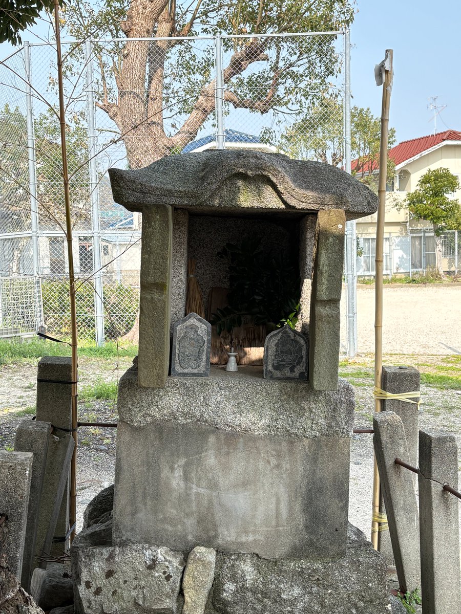 福岡市西区野方に「少童（わたつみ）神社跡」があります。野方遺跡のすぐ近くです。今は大木に守られている小さな祠があるだけです。早良区室見に鎮座している少童神社と関係がありそうですが，資料を見つけることができませんでした。