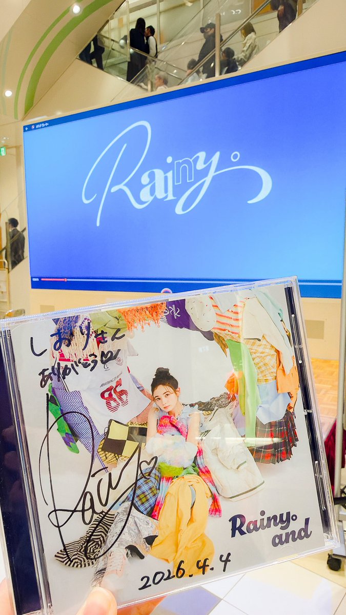 #Rainy 。ちゃんのリリイベに初めてお邪魔してきました(*´∨`*)ﾉ音源で聴いて想像してた以上に生歌は透き通ってて素敵だし可愛いし有難いことに最前ドセンで観させてもらった私は終始きゅん〜😍サイン会はたくさん話したのにちゃんと聞いてくれて感謝です🙏🏻次お会いできた際はコナントークもしたい🎶