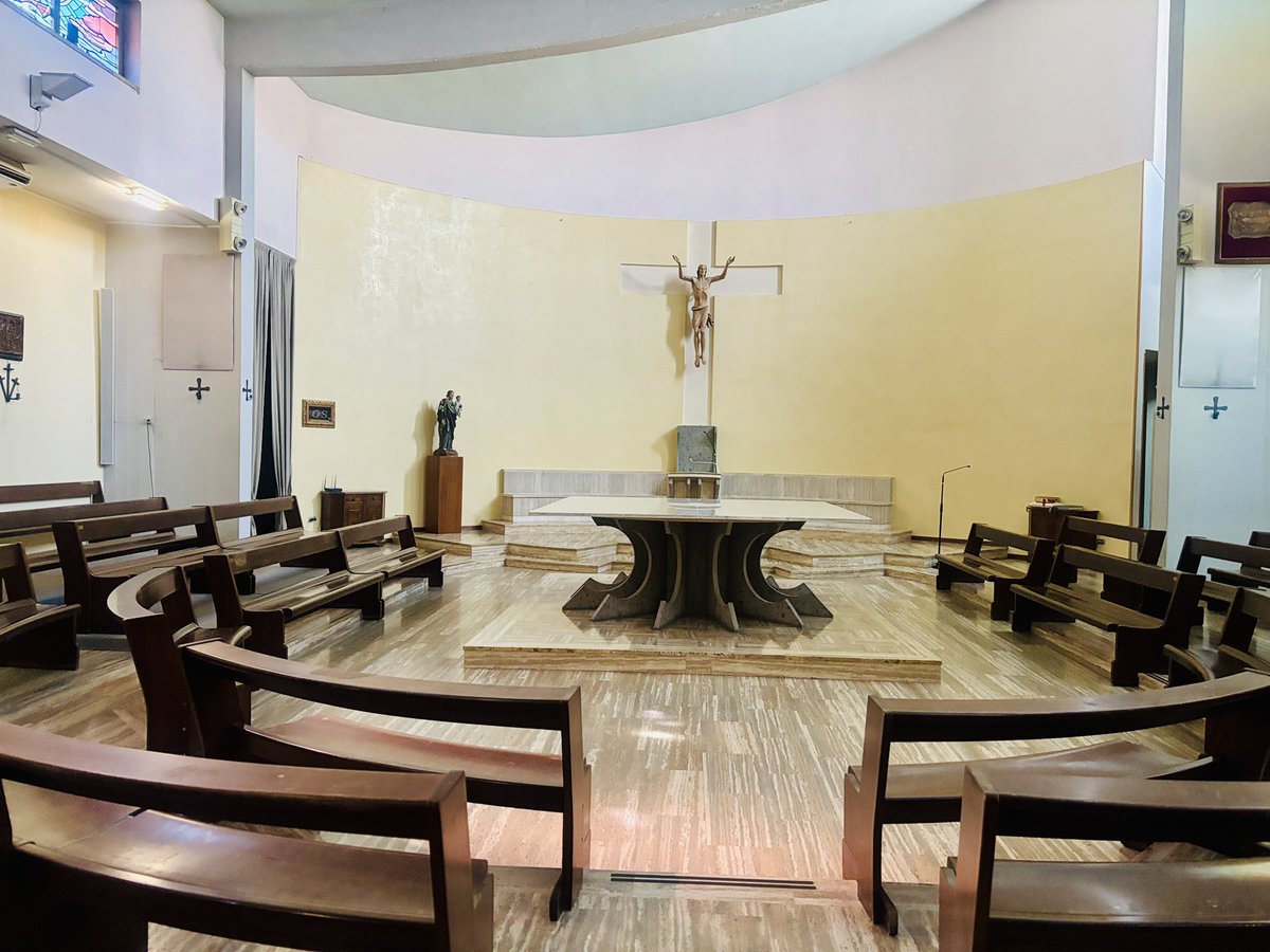 priscilNM's tweet image. #12h02min
#Présentation 

La paroisse des Douze Apôtres de Chieti se distingue par une configuration architecturale atypique. L'espace intérieur se dédouble en deux sanctuaires distincts, où chaque autel dispose de sa nef propre, séparée de l'autre par une murette.