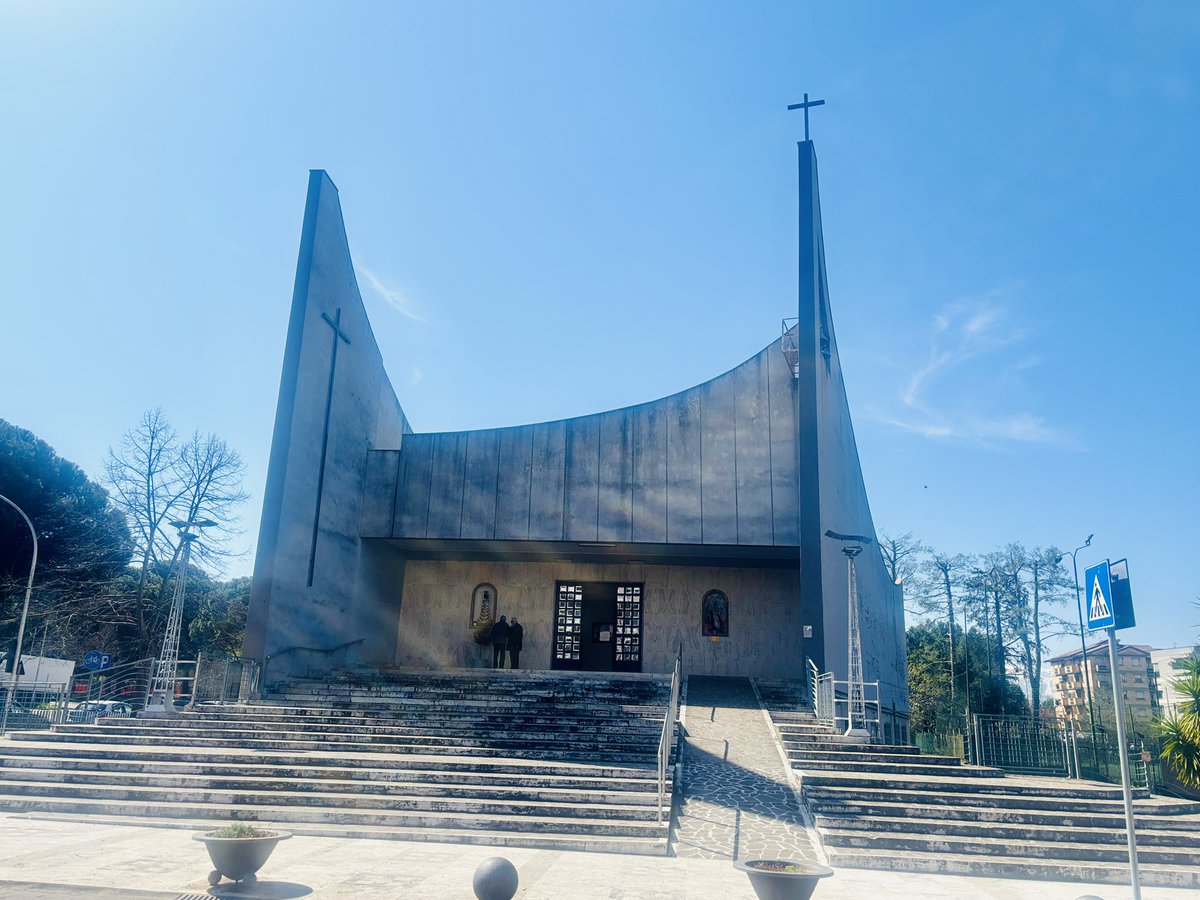 priscilNM's tweet image. #12h02min
#Présentation 

La paroisse des Douze Apôtres de Chieti se distingue par une configuration architecturale atypique. L'espace intérieur se dédouble en deux sanctuaires distincts, où chaque autel dispose de sa nef propre, séparée de l'autre par une murette.