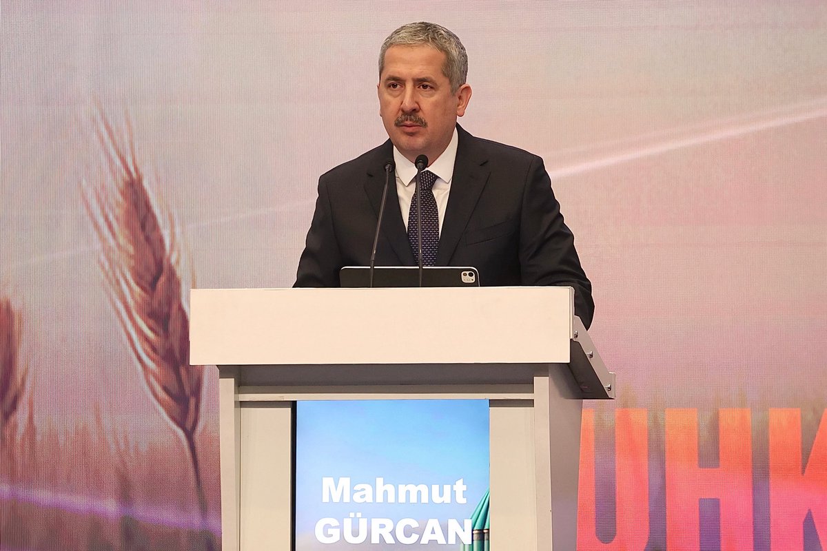 mahmutgurcan's tweet photo. Tarih boyunca tarımın ve ticaretin en önemli merkezlerinden biri olan Konya’mızda, Ulusal Hububat Konseyi tarafından Konya Ticaret Borsası’nın ev sahipliğinde, Tarım ve Orman Bakanımız Sayın İbrahim Yumaklı’nın (@ibrahimyumakli) teşrifleriyle düzenlenen Geleneksel “UHK 2026 Hasat Öncesi Hububat Kongresi”nde sektör paydaşlarımızla bir araya geldik. 🌾

Ticaret Bakanlığı olarak; üretimden tüketime uzanan zincirin her halkasında sürdürülebilirliği güçlendirmeyi, üreticilerimizin emeğini korumayı ve sektörlerimizin rekabet gücünü artırmayı öncelikli hedeflerimiz arasında görüyoruz. Hububat sektörü, ülkemizin gıda arz güvenliği ve ekonomik istikrarı açısından stratejik bir öneme sahiptir. Bu doğrultuda; üreticilerimizi destekleyen, piyasaların sağlıklı işleyişini temin eden ve ihracat kapasitemizi artıran politikalarımızı kararlılıkla sürdürmekteyiz.

Kongre boyunca yapılan değerlendirmelerin ve paylaşılan görüşlerin, sektörümüzün gelişimine önemli katkılar sunacağına inanıyor; UHK 2026 Hasat Öncesi Hububat Kongresi’nin ülkemiz ve sektörümüz adına hayırlı olmasını temenni ediyorum.

Bu vesileyle, kongrenin düzenlenmesinde emeği geçen tüm kurum ve kuruluşlara, katkı sunan paydaşlarımıza şükranlarımı sunuyorum.

📍Ulusal Hububat Konseyi 2026 Hasat Öncesi Hububat Kongresi | Konya

@TCTarim
@UHKonseyi
@Konyatb