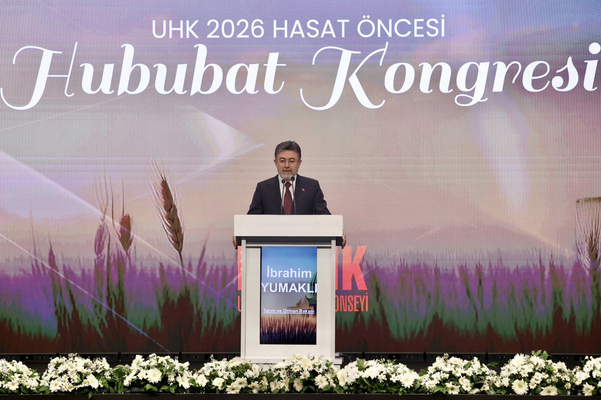 mahmutgurcan's tweet photo. Tarih boyunca tarımın ve ticaretin en önemli merkezlerinden biri olan Konya’mızda, Ulusal Hububat Konseyi tarafından Konya Ticaret Borsası’nın ev sahipliğinde, Tarım ve Orman Bakanımız Sayın İbrahim Yumaklı’nın (@ibrahimyumakli) teşrifleriyle düzenlenen Geleneksel “UHK 2026 Hasat Öncesi Hububat Kongresi”nde sektör paydaşlarımızla bir araya geldik. 🌾

Ticaret Bakanlığı olarak; üretimden tüketime uzanan zincirin her halkasında sürdürülebilirliği güçlendirmeyi, üreticilerimizin emeğini korumayı ve sektörlerimizin rekabet gücünü artırmayı öncelikli hedeflerimiz arasında görüyoruz. Hububat sektörü, ülkemizin gıda arz güvenliği ve ekonomik istikrarı açısından stratejik bir öneme sahiptir. Bu doğrultuda; üreticilerimizi destekleyen, piyasaların sağlıklı işleyişini temin eden ve ihracat kapasitemizi artıran politikalarımızı kararlılıkla sürdürmekteyiz.

Kongre boyunca yapılan değerlendirmelerin ve paylaşılan görüşlerin, sektörümüzün gelişimine önemli katkılar sunacağına inanıyor; UHK 2026 Hasat Öncesi Hububat Kongresi’nin ülkemiz ve sektörümüz adına hayırlı olmasını temenni ediyorum.

Bu vesileyle, kongrenin düzenlenmesinde emeği geçen tüm kurum ve kuruluşlara, katkı sunan paydaşlarımıza şükranlarımı sunuyorum.

📍Ulusal Hububat Konseyi 2026 Hasat Öncesi Hububat Kongresi | Konya

@TCTarim
@UHKonseyi
@Konyatb