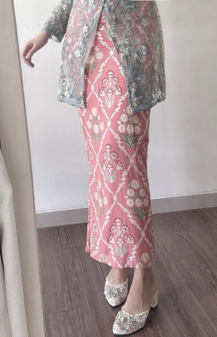 eiyaura's tweet photo. WOW ROK BATIK SEKARANG CAKEP CAKEP YAAAA

ya dari dulu emang batik tuh cakepnya another level gitu cuma yang sekarang warnanya mungkin lebih kalem jadi lebih banyak di sukai gen z https://t.co/cg9aWDvnJi