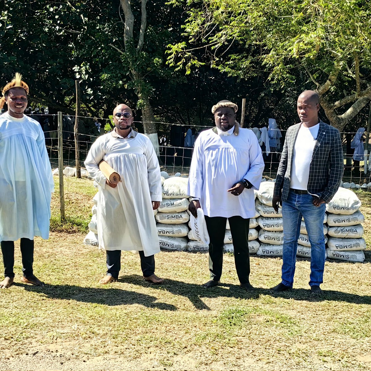 EFFMtuba's tweet photo. Namuhla ukhansela uShangase unikelele ngosimende abawu-40 ebandleni ukuze balekelele ekutheni kwakhiwe indlu yebandla njengoba ayezibophezele  enkonzweni yokushaya uthando edlule. https://t.co/1jlOKX0pTZ