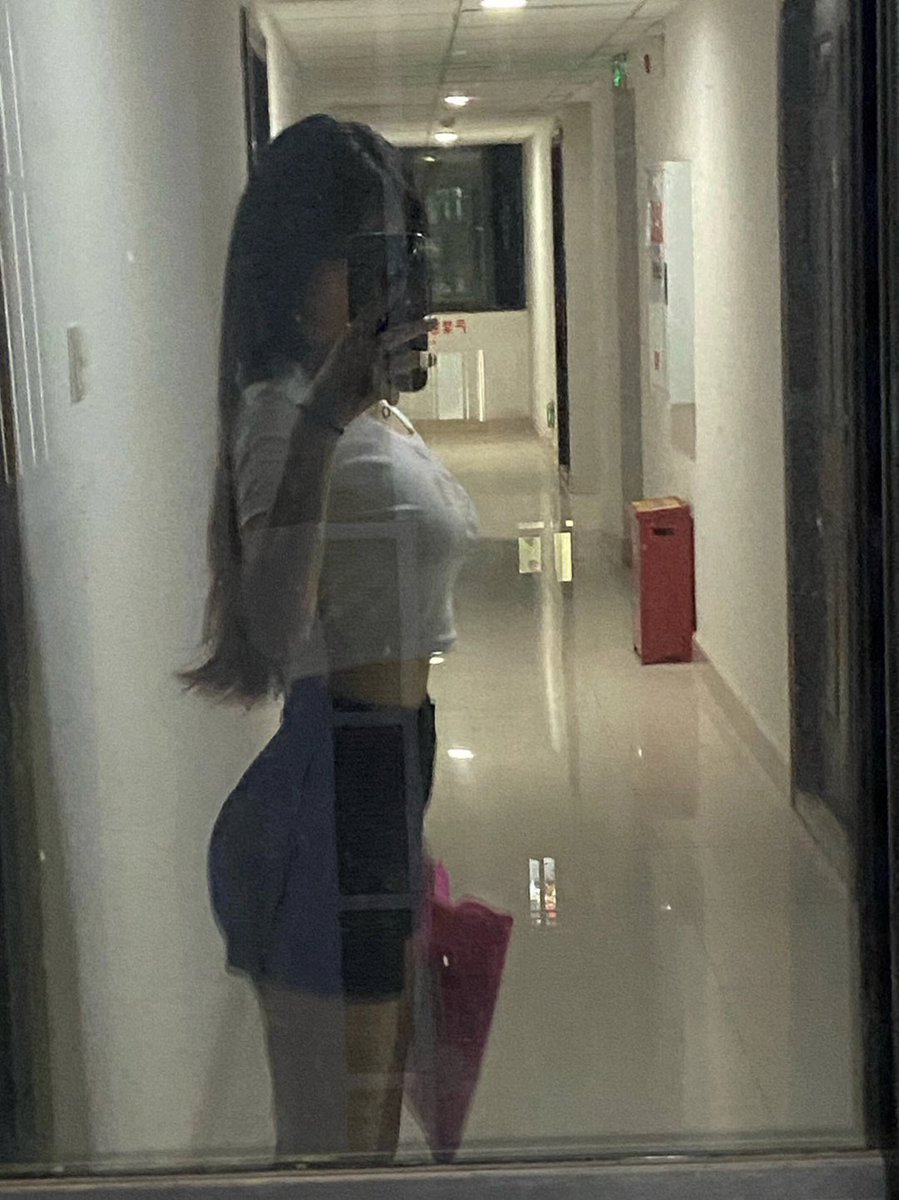 FOXerssss's tweet photo. 如果你在我面前蹲下来，我会摸摸你的脑袋说你头发好软和🥰 https://t.co/PwQhlJPrm7