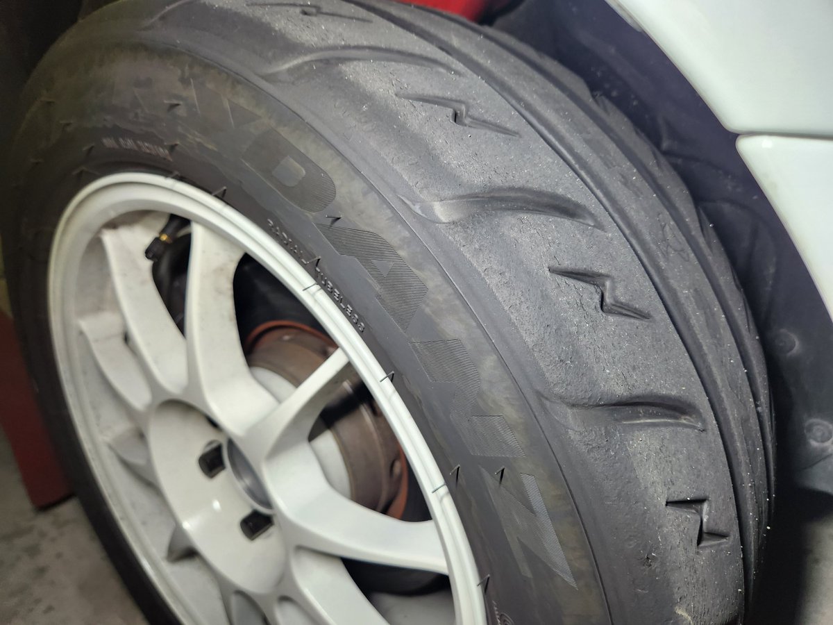 グリップ、熱の入りいいけどゴリゴリ減ってくなぁ
225/50R16じゃサイズ不足か?
17インチの為に車高調買うか、、、
