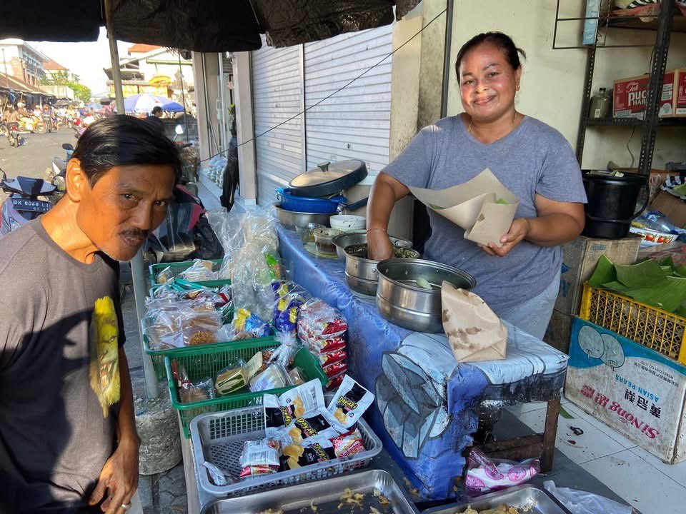 朝早くスカワティ村のブブール（お粥）屋へ。顔なじみの店主と会話しつつ、コピ（甘〜いバリのコーヒー）を一杯。

「そうだ、ここを行き付けのコーヒーショップにしよう！」

地元で、会話が楽しくて、安くて、絶品がある。観光客は滅多に立ち寄らない（笑）のもいい。

飯田（インドネシア・バリ島）