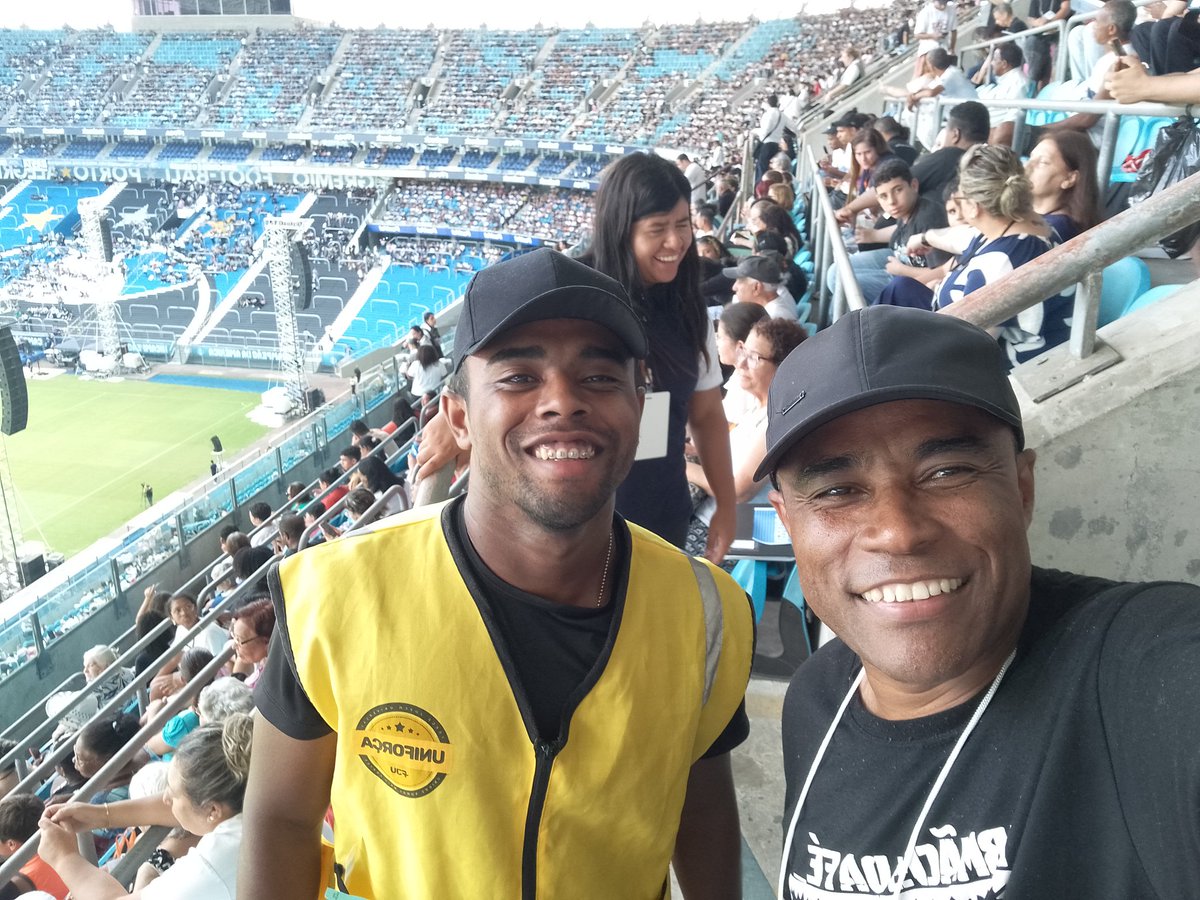 leandrobs1977's tweet photo. Esteva espetacular o evento na Arena do Grêmio Família ao pé da cruz https://t.co/3Dkxys6QKg