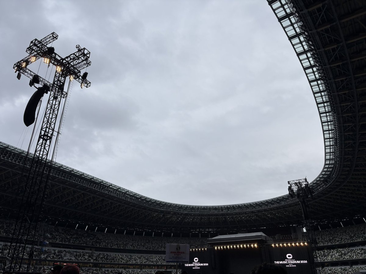 ONEOKROCKと UVERworldの対バン観てきた！初の新国立！初ワンオク！歌めちゃくちゃ上手かった、3曲くらいしか知らなかったけど感動した！コラボ曲も痺れました！ライブハウスでみたい！
#ONEOKROCK #UVERworld