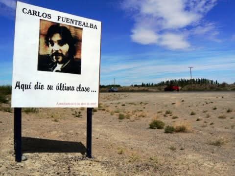 19 años del asesinato de Carlos Fuentealba en Arroyito, Neuquén.
 
Aquel 4 de abril de 2007 nos ha marcado a todxs lxs docentes. Hay que seguir la pelea en defensa de la educación pública, de nuestro salario y las condiciones en qué enseñamos. El 9 de abril le arrancamos a Ctera