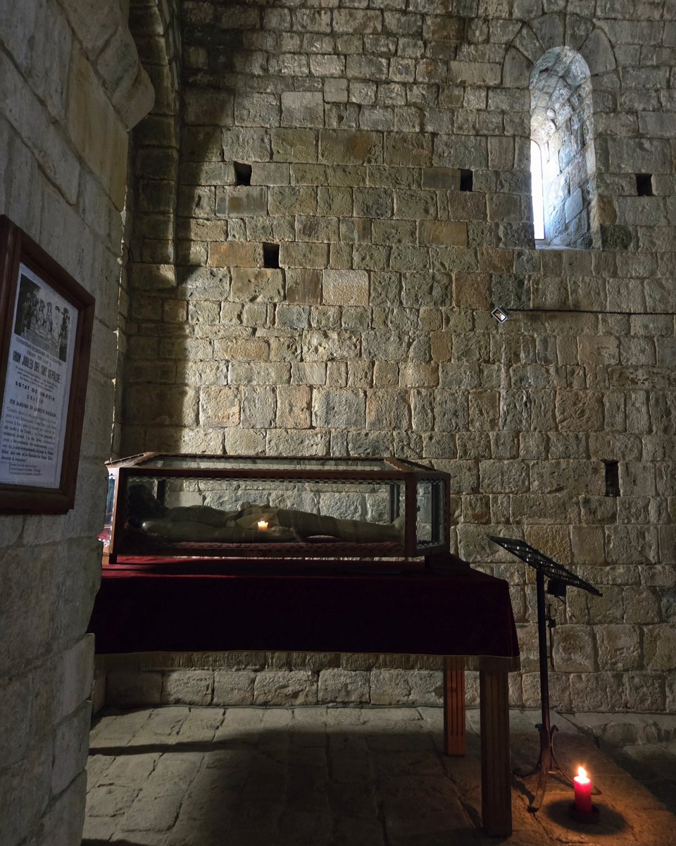 Balateu's tweet photo. Fent la visita al #SantSepulcreDePalera amb la primera llum de dia del #DissabteSant... temps d'espera!
#Palera #Beuda #Pasqua #ComtatDeBesalú #Jerusalem https://t.co/6gxiKVig8H