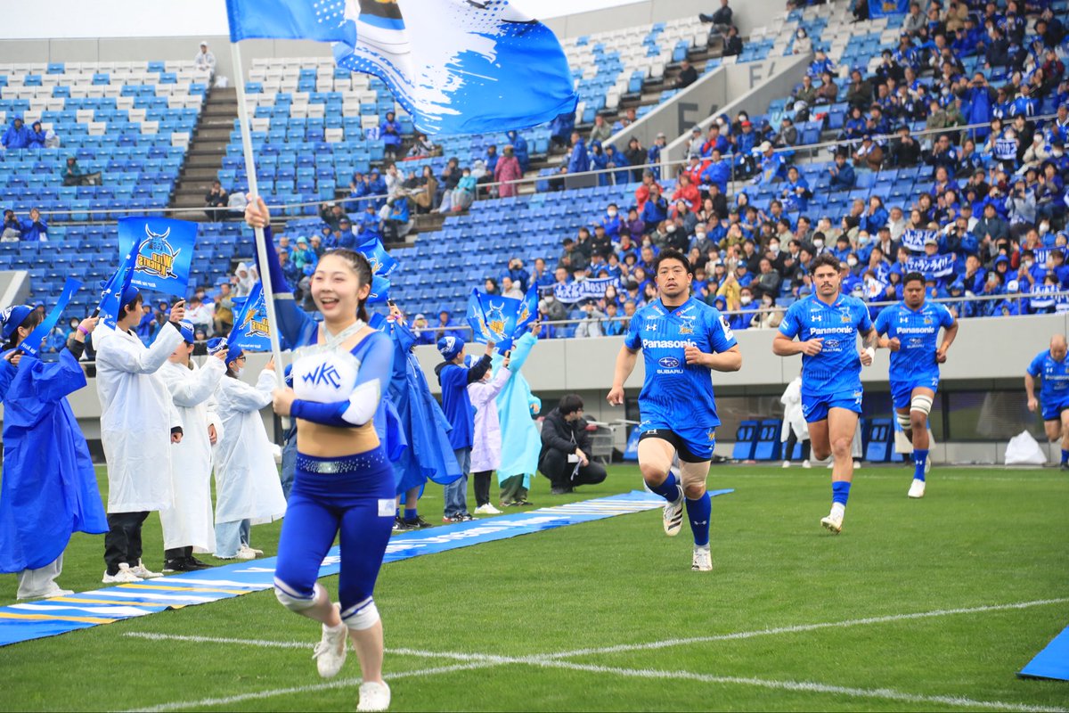 sanspo_rugby's tweet photo. 【埼玉、5連勝で首位浮上！LO宮川智海が大けが乗り越え３季ぶり出場「すごく幸せでした」】
リーグワン1部第14節第1日（4日、熊谷ラグビー場ほか）埼玉は横浜に42-15で勝利。5連勝を飾って13勝1敗とし、首位に浮上した。LO宮川智海（ともひと、31）が2022-23シーズン以来、3季ぶりの出場を果たすなど、メンバーを入れ替えながらも強さを示した。首位だった東京ベイは敵地でトヨタに7-24で完敗。11勝3敗で2位に後退した。三重はホームで東京SGに24-17で勝ち、3連勝で6勝8敗。静岡は相模原に45-41で勝った。
◇
　盤石の試合運びで首位に返り咲いた。雨が降りしきる花冷えの熊谷。42-15の後半28分、LO宮川が3季ぶりにピッチに立つと、スタンドから拍手が湧いた。
　「すごく幸せでした。シーズン終盤で体を痛めている選手も増えてきていたので、準備はできていました」
　2022年4月、試合中に右足首の開放骨折を負った。周囲の選手から「骨が見えていた」と言われるほどの大けがを乗り越えて22-23年シーズンの試合に出場したが、その後は層の厚い埼玉で出番に恵まれなかった。
　それでも「メンバー外でも自分ができることを探していた」。日々の献身的な姿勢や、求められることを遂行しようとする姿勢を見ていた金沢篤ヘッドコーチは「彼しかいない」と、この日の起用を決断。スクラムやモールで圧倒していた先発メンバーと遜色ないプレーを見せた。
　「誰が出ても求める水準を出してくれている。蹴落とすより、互いを高め合っていることが、それにつながっている」と指揮官。個々がチームの基準を理解し、切磋琢磨する。4季ぶりの優勝への障壁は見当たらない。
（写真提供JRLO）