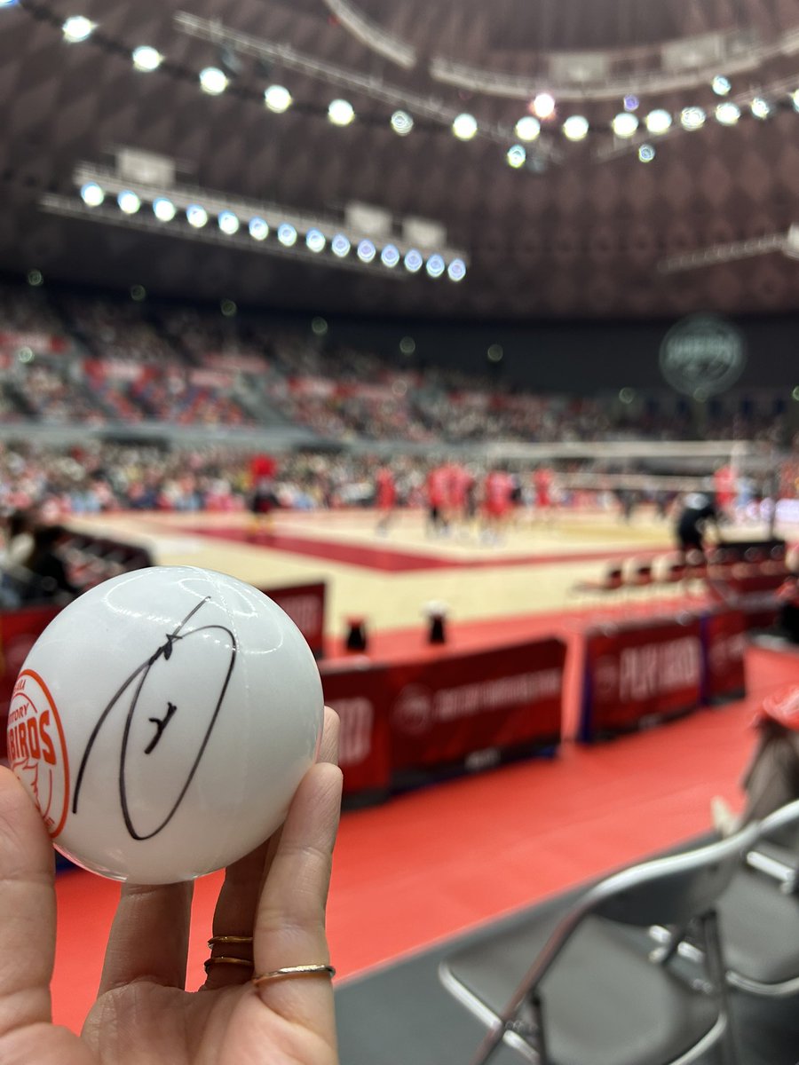 ym0706ym's tweet photo. サンバーズのホームゲーム行ってきた！
鍬田選手からサインボールもらえたの嬉しすぎ😆

入場者特典くださった方、ありがとうございました🥺♡大切にしますっっ

#サントリーサンバーズ大阪
#鍬田憲伸選手 https://t.co/1qJCbt5NQm