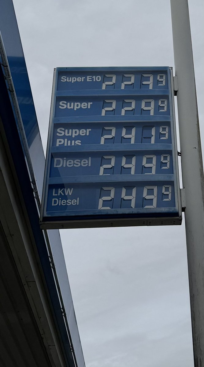 OlafMajer's tweet photo. Das Osterwunder 2026: Wir werden die 2,50 Euro für den Diesel sehen. Gut, dass der Osterhase hoppelt und nicht fährt… https://t.co/J37MlxhWtj
