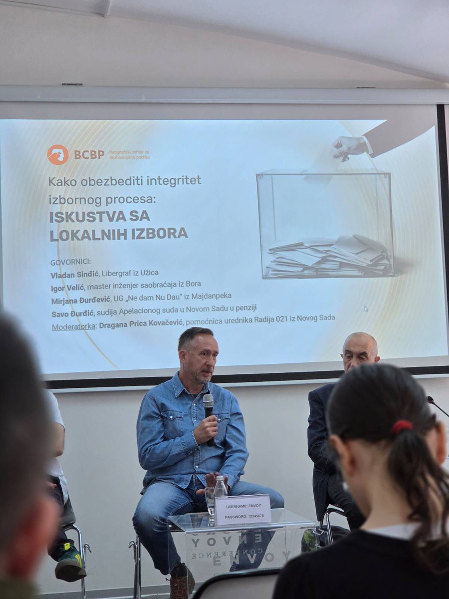 bezbednost_org's tweet photo. „Kampanja vlasti počela je rano obilascima „od vrata do vrata“. Raspolagali su podacima o zdravstvenom stanju građana i listama čekanja, nudeći usluge preko reda.

Zaposleni u javnim preduzećima sa opozicionim stavovima pozivani su na razgovore kod direktora, u prisustvu službenika BIA. Uz potpunu kontrolu lokalnih medija - građani su bili u medijskom mraku.“ O predizbornoj kampanji u Sevojnu govorio je @VSindjic, Libergraf Užice