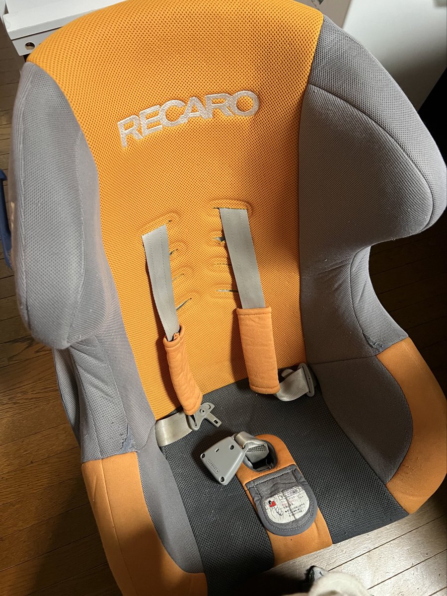 Jb3104's tweet photo. カバー外して洗ったら組み立てられなくなっちゃったけど チャイルドシートいる？って 妹が 持って来てくれたので 組み直し＆クリーニング😬
娘のクルマが増えたら必要だったから 丁度良かった👍🏻 https://t.co/hTPWIgnfou