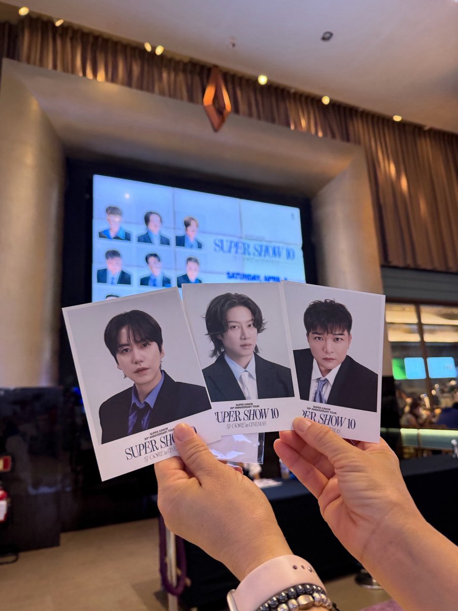 KNOWSWORK's tweet photo. ขออนุญาตตามหาเทรด ฟตก อึนฮยอกครับ (มี3คนในรูป) ตอนนี้อยู่ที่พารากอน เทรดหลังออกจากโรงกันครับ

#슈퍼주니어 #SUPERJUNIOR #SUPERSHOW #SUPERSHOW10_SJCORE
#อูรีนึนเอลพึเมเจอร์เยโย https://t.co/UE4B1WUHUg
