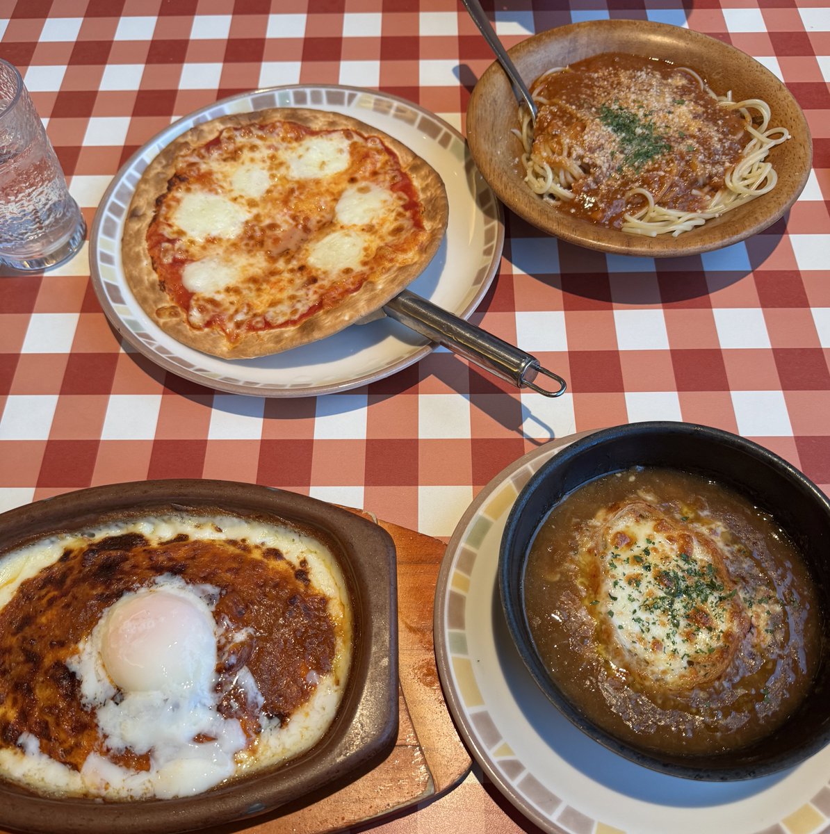shizuooo___'s tweet photo. 息子がサイゼリヤのやみつきスパイスを頼んでみたいというので注文番号4306で注文。

ひとくち舐めて、「これ很久以前の羊肉串の粉じゃん！」とのこと https://t.co/n9YXfqMbo1