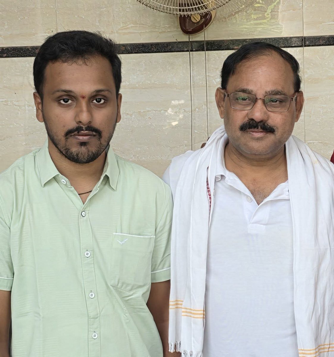 pvsuday1999's tweet photo. మా కుటుంబ ఆత్మీయ శ్రేయోభిలాషి,Telangana State Police Complaints Authority Member Sri PULIPATI RAM MOHAN GARU నేడు నంద్యాల కు వచ్చిన సందర్భంగా హృదయపూర్వకంగా కలిసి మాట్లా���టం జరిగింది. #SPCA #Telangana #TelanganaPolice #TeluguDesamParty #NaraChandraBabuNaidu #NaraLokesh #DeputyCM https://t.co/vxRgbK4VS0