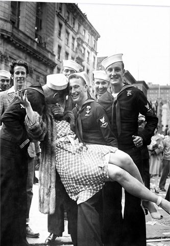 ZiadElkhalil's tweet image. 𝗡𝗘𝗩𝗘𝗥 𝗙𝗢𝗥𝗚𝗘𝗧, 𝗘𝗠𝗠𝗔𝗡𝗨𝗘𝗟 𝗠𝗔𝗖𝗥𝗢𝗡
Paris wasn’t liberated by speeches. It was liberated by 𝗔𝗺𝗲𝗿𝗶𝗰𝗮𝗻 𝗯𝗹𝗼𝗼𝗱.

In August 25, 1944 U.S. troops, alongside Free French forces, entered #Paris and ended #Nazi occupation.

Those moments, the kisses in the