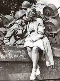 ZiadElkhalil's tweet image. 𝗡𝗘𝗩𝗘𝗥 𝗙𝗢𝗥𝗚𝗘𝗧, 𝗘𝗠𝗠𝗔𝗡𝗨𝗘𝗟 𝗠𝗔𝗖𝗥𝗢𝗡
Paris wasn’t liberated by speeches. It was liberated by 𝗔𝗺𝗲𝗿𝗶𝗰𝗮𝗻 𝗯𝗹𝗼𝗼𝗱.

In August 25, 1944 U.S. troops, alongside Free French forces, entered #Paris and ended #Nazi occupation.

Those moments, the kisses in the