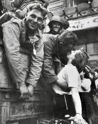 ZiadElkhalil's tweet image. 𝗡𝗘𝗩𝗘𝗥 𝗙𝗢𝗥𝗚𝗘𝗧, 𝗘𝗠𝗠𝗔𝗡𝗨𝗘𝗟 𝗠𝗔𝗖𝗥𝗢𝗡
Paris wasn’t liberated by speeches. It was liberated by 𝗔𝗺𝗲𝗿𝗶𝗰𝗮𝗻 𝗯𝗹𝗼𝗼𝗱.

In August 25, 1944 U.S. troops, alongside Free French forces, entered #Paris and ended #Nazi occupation.

Those moments, the kisses in the