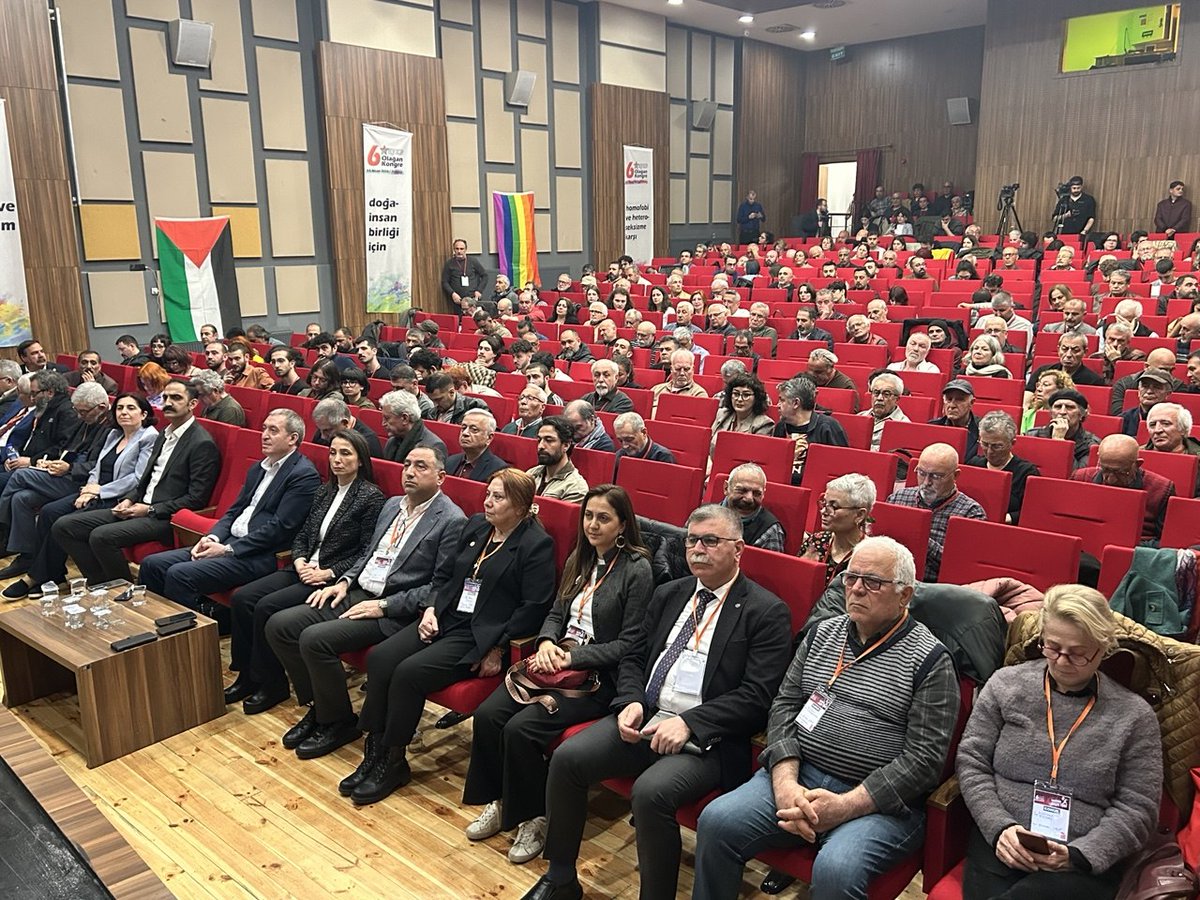 tuncerbakirhan's tweet photo. Bileşen partimiz SYKP 6. Olağan Kongresi’ne katıldık. “Emeğin, barışın, demokrasinin düşmanı olan faşizme geçit yok” şiarıyla gerçekleştirilen kongrede seçilen yoldaşlarımızı tebrik ediyorum. Başarılar diliyorum.

Emek, demokrasi ve sosyalizm mücadelemizde bileşen partimiz olan SYKP'nin ve temsil ettiği geleneğini önemi büyüktür.  

Her türlü bedele ve baskıya rağmen SYKP ve devrimci geleneğinin Kürt halkının eşitlik, özgürlük mücadelesine sundukları destek yolumuzu aydınlatan önemli bir meşaledir.

Omuz omuza mücadele ederek kazanacağız.