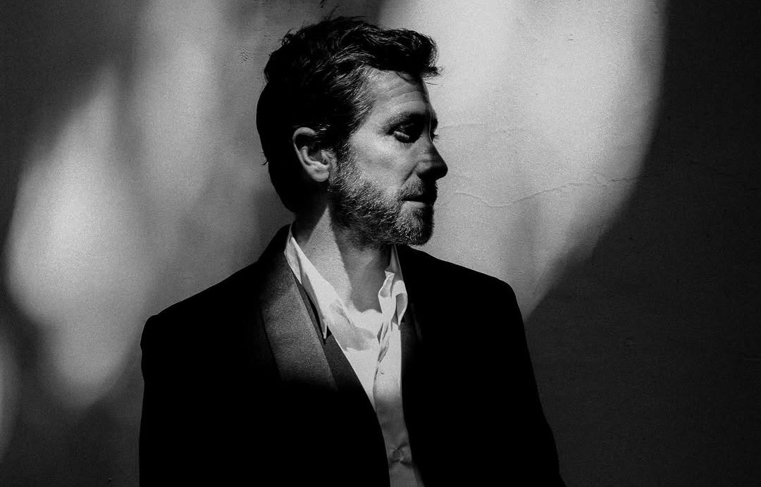 Jake Gyllenhaal stuns in new photos. 📷