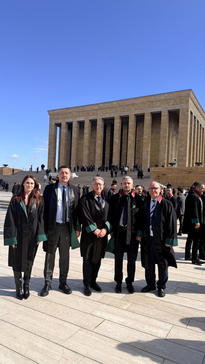 İzmir Barosu heyeti 5 Nisan Avukatlar Günü kapsamında Anıtkabir’i ziyaret etti. 

Baro Başkanımız Av. Sefa Yılmaz, Başkan Yardımcımız Av. Emre Öktem, yönetim kurulu üyeleri Av. Nesil Kör ve Av. Erdem Oktar ile Baromuz önceki dönem Genel Sekreteri ve TÜRAVAK Başkan Yardımcısı Av.