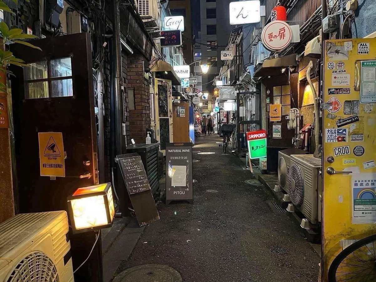 昨夜は久しぶりに椅子を外に出しての立ち飲みワッショイ！
楽しかったー！😆✨

一年ぶり三回目の来店の海外の方も来てくれたり、本当に嬉しい続きです☺️✨

さぁ、雨の土曜日☂️

今宵はどんな夜になるかな？😊

20時〜翌２時（L.O  1:30）にて、デシコ＆尚美姉の二人で、元気にお待ちしておりますね〜