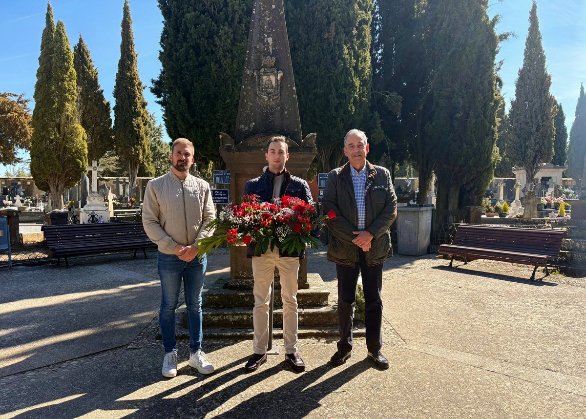 HuertoSoria's tweet photo. En memoria de todos los hermanos de la Oración en el Huerto que ya no están con nosotros, dejamos este centro en el cementerio, como muestra de cariño, recuerdo y unión que nunca se pierde. 🙏🏼

#cofradiadelaoracionenelhuerto #75aniversario #pasionydevocion #soydelhuerto🌳 #soria https://t.co/bbgSLdqrGF