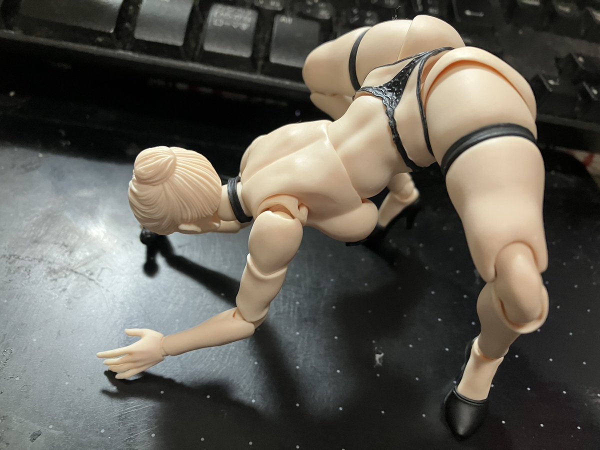 支援者に感謝の気持ちで描いたむっちゃん
元は馬姦の絵だったため馬を消して投稿
ポーズは最近買った可動フィギュアを模写した 