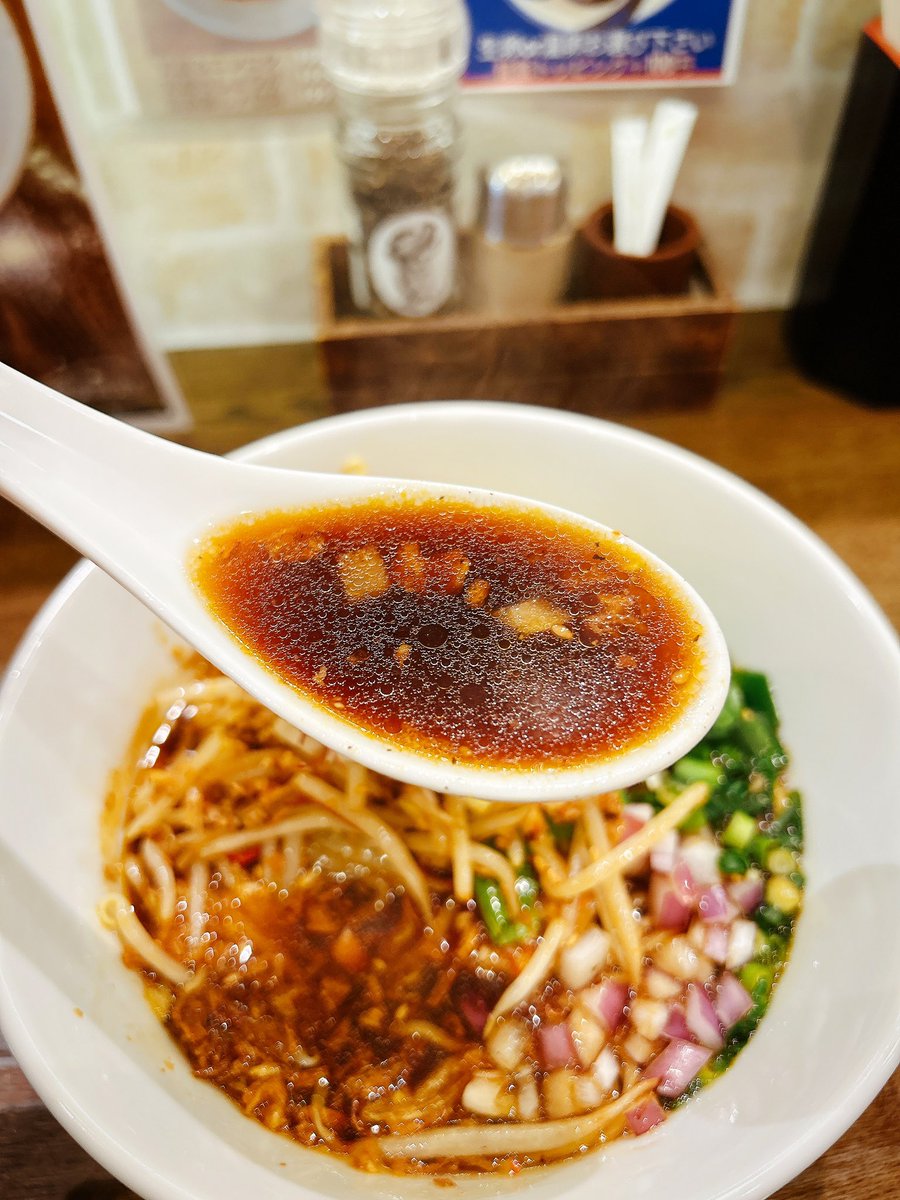 nim_gohan's tweet photo. 『麺屋 信成』さん

｢スタミナブラック(仮)｣

店主の満足いくほぼ最終確定案
炒められた挽肉ともやしがガツンとニンニクを纏い、ほんのりピリッと辛味が黒スープに溶け込む
1口目から衝撃的な旨味で軽い風邪なら完治するレベルのスタミナ感を本能で喰らう

#麺屋信成
#ラーメン
#郡山市
#飯テロ https://t.co/aLKhaVw6um