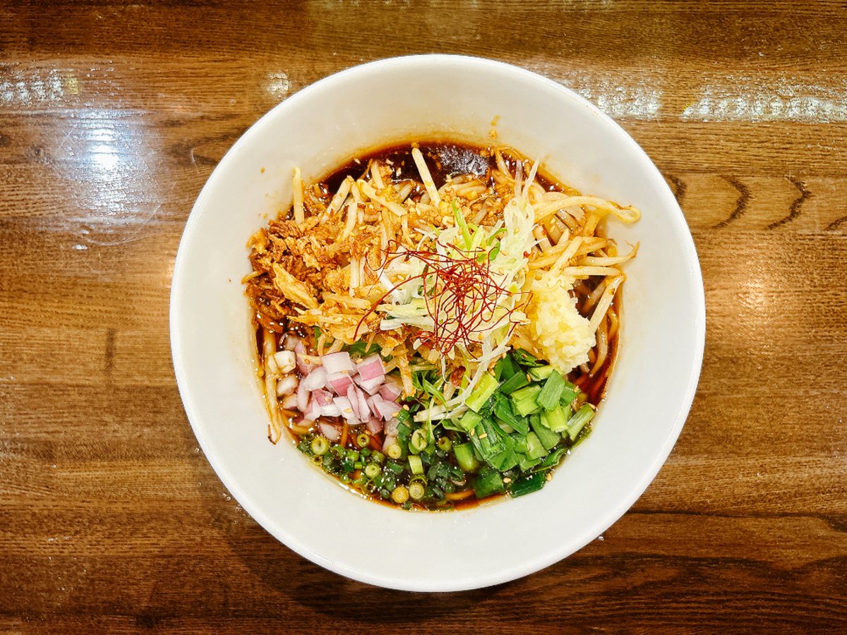 nim_gohan's tweet photo. 『麺屋 信成』さん

｢スタミナブラック(仮)｣

店主の満足いくほぼ最終確定案
炒められた挽肉ともやしがガツンとニンニクを纏い、ほんのりピリッと辛味が黒スープに溶け込む
1口目から衝撃的な旨味で軽い風邪なら完治するレベルのスタミナ感を本能で喰らう

#麺屋信成
#ラーメン
#郡山市
#飯テロ https://t.co/aLKhaVw6um