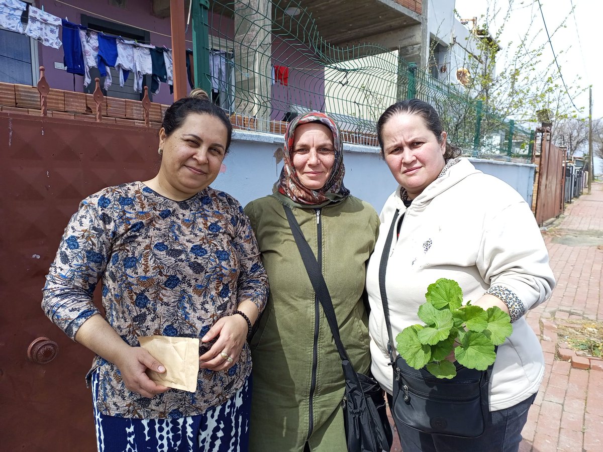 PartiHayrabolu's tweet photo. AK Parti Hayrabolu İlçe Kadın Kolları olarak kapı kapı, gönül gönüle ziyaretlerimizi sürdürüyoruz.
Esnaflarımızı iş yerlerinde, hemşehrilerimizi evlerinde ziyaret ederek sohbet ettik, taleplerini dinledik.

#AKKadınHayrabolu
#ZekiyeDayan https://t.co/IeLaUBC0DR
