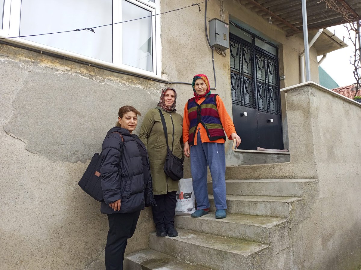 PartiHayrabolu's tweet photo. AK Parti Hayrabolu İlçe Kadın Kolları olarak kapı kapı, gönül gönüle ziyaretlerimizi sürdürüyoruz.
Esnaflarımızı iş yerlerinde, hemşehrilerimizi evlerinde ziyaret ederek sohbet ettik, taleplerini dinledik.

#AKKadınHayrabolu
#ZekiyeDayan https://t.co/IeLaUBC0DR