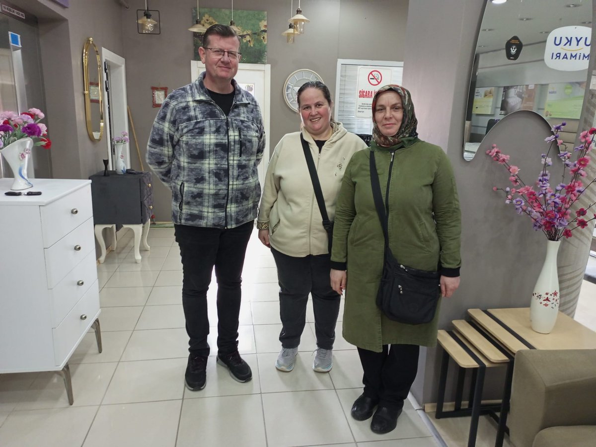 PartiHayrabolu's tweet photo. AK Parti Hayrabolu İlçe Kadın Kolları olarak kapı kapı, gönül gönüle ziyaretlerimizi sürdürüyoruz.
Esnaflarımızı iş yerlerinde, hemşehrilerimizi evlerinde ziyaret ederek sohbet ettik, taleplerini dinledik.

#AKKadınHayrabolu
#ZekiyeDayan https://t.co/IeLaUBC0DR
