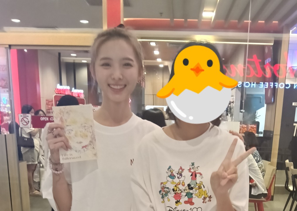 sissy_girl99's tweet photo. มือสั่นไม่คิดวว่าจะเจอน้องให้ถ่ายรูปด้วยส่งตัวแทนไปรูปไม่ชัดมือสั่นตัวจริงสวยเกิน100🫶🌙
The Little Poet Of Love

#LifeisBittersweet
#nenevader #เนเน่พรนับพัน https://t.co/yphcgHe7V8